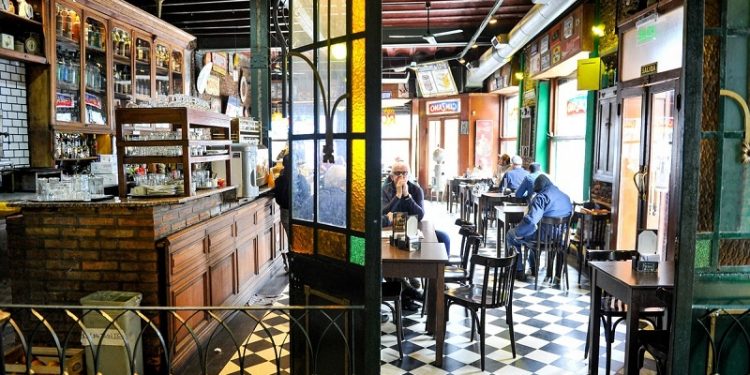 Una ayuda para evitar que sigan cerrando bares notables: pagarán la mitad de Ingresos Brutos