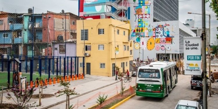 Por primera vez, dos líneas de colectivos tienen recorridos dentro del barrio Padre Mugica