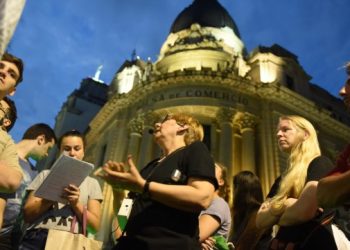 Rosarinos entusiasmados por conocer los secretos de la ciudad a pie