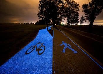 Este carril bici brilla de noche, se carga con luz solar