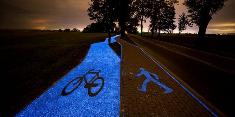 Este carril bici brilla de noche, se carga con luz solar