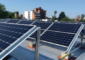 Una escuela de Devoto genera energía y es la primera en compartirle el excedente a Edesur