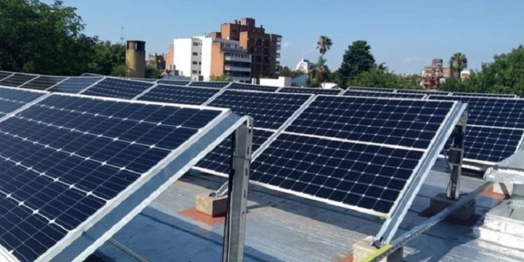 Una escuela de Devoto genera energía y es la primera en compartirle el excedente a Edesur