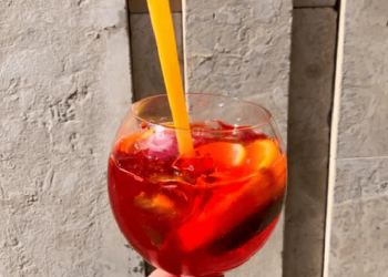 Bares en Italia utilizan fideos como sorbete para reducir el consumo de plásticos