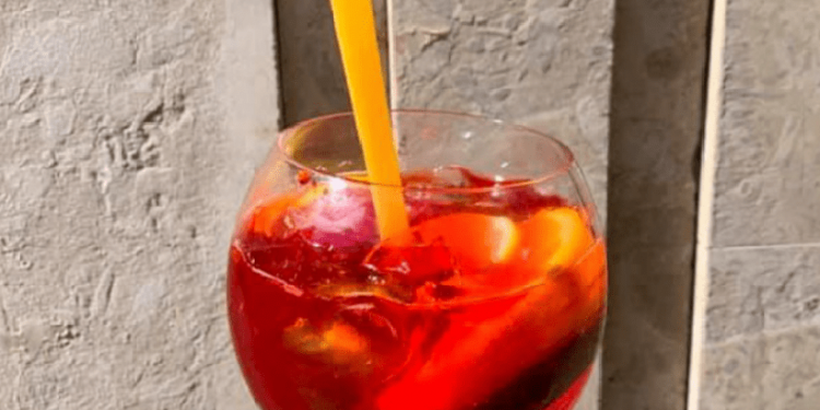 Bares en Italia utilizan fideos como sorbete para reducir el consumo de plásticos