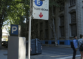 Pagar (más) por estacionar en la calle