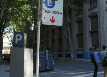 Pagar (más) por estacionar en la calle