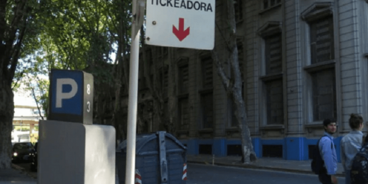 Pagar (más) por estacionar en la calle
