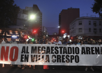 Vecinos protestan contra el estadio Movistar Arena antes del show de Ricky Martin