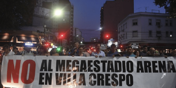Vecinos protestan contra el estadio Movistar Arena antes del show de Ricky Martin