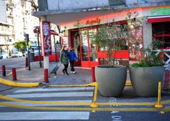 La revancha de las veredas: ganan espacio para que los peatones guarden distancia social en la era del coronavirus