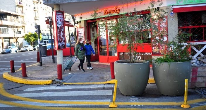La revancha de las veredas: ganan espacio para que los peatones guarden distancia social en la era del coronavirus