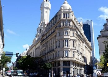 La Legislatura celebró una audiencia pública, prohibida por la Justicia, para vender 13 inmuebles