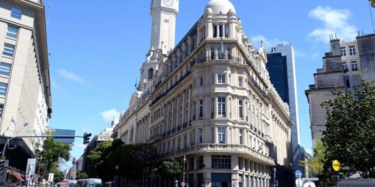 La Legislatura celebró una audiencia pública, prohibida por la Justicia, para vender 13 inmuebles