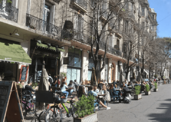 Pintan decks en la calle para que 15 bares notables saquen sus mesas afuera