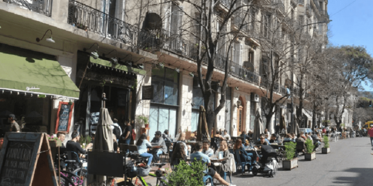 Pintan decks en la calle para que 15 bares notables saquen sus mesas afuera