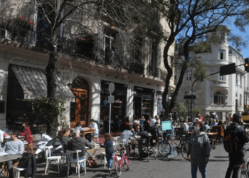Mientras la Ciudad busca habilitar las terrazas de los bares, suma áreas peatonales para que pongan mesas