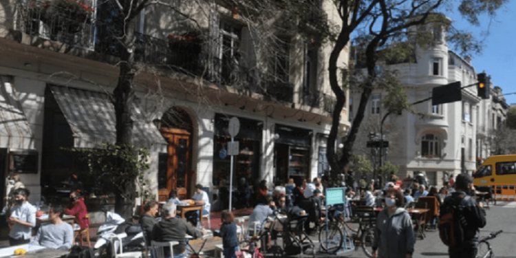 Mientras la Ciudad busca habilitar las terrazas de los bares, suma áreas peatonales para que pongan mesas