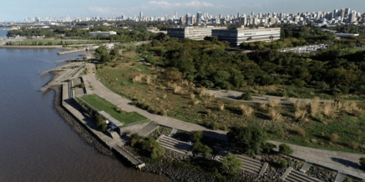 La UBA insiste en que el club CUBA debe desalojar tierras junto al río y afirma que le deben un canon millonario