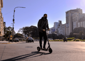 Regulan el uso de monopatines eléctricos: sólo se pueden usar en calles y avenidas