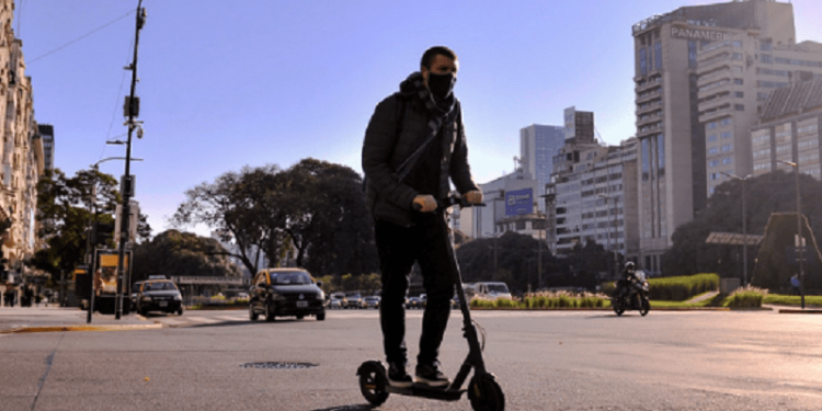 Regulan el uso de monopatines eléctricos: sólo se pueden usar en calles y avenidas