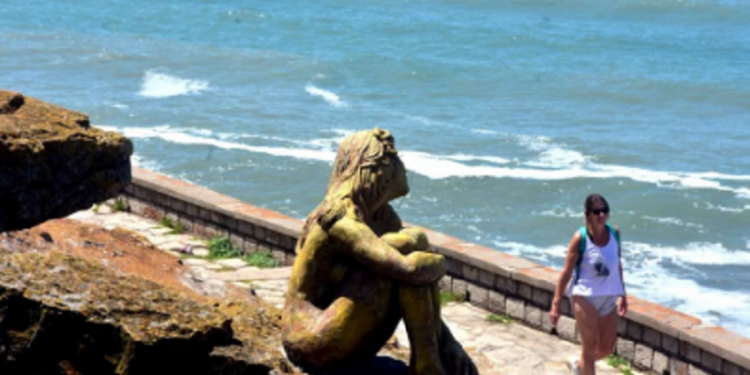 Convocan al artista de la misteriosa escultura en Playa Chica para autorizar su instalación