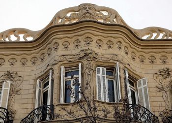 El Palacio de los Lirios, una perla del Art Nouveau en plena avenida Rivadavia