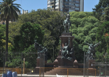 Plaza San Martín: enrejan el monumento al Libertador para impedir el robo de sus piezas de bronce