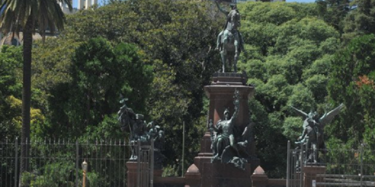 Plaza San Martín: enrejan el monumento al Libertador para impedir el robo de sus piezas de bronce