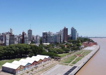 Rosario tiene 17 kilómetros de costa, pero solo uno es de playa pública