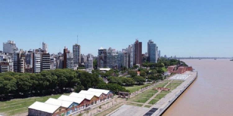 Rosario tiene 17 kilómetros de costa, pero solo uno es de playa pública