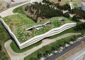 Una fábrica de café se camufla en un edificio geométrico con techo verde