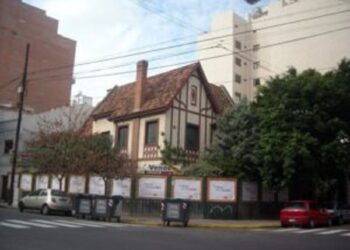 Demuelen las casonas de las esquinas porteñas para construir torres