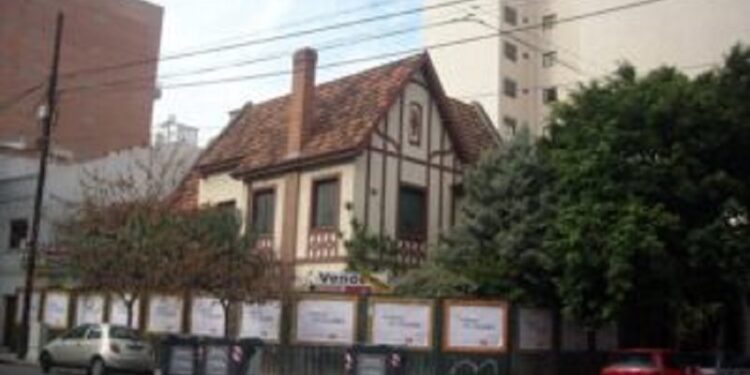 Demuelen las casonas de las esquinas porteñas para construir torres