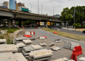 Paseo del Bajo: el ingreso desde el sur porteño es un circuito de obstáculos porque la pandemia frenó una obra clave