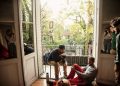 Artistas conviven y revolucionan un hotel que van a demoler