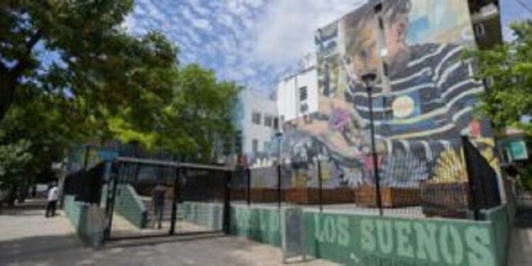 Crece la polémica por una plaza de Palermo “ocupada” por una famosa parrilla