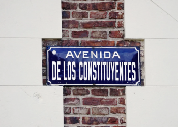 Buscan proteger viejos carteles con nombres de calles