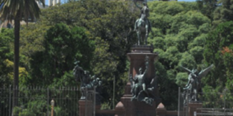 Enrejan el monumento de Plaza San Martín para impedir robos de bronce