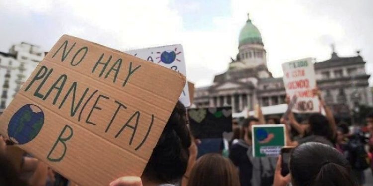 Masiva movilización en Congreso contra el cambio climático