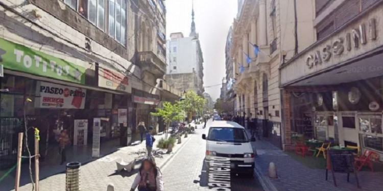 Lo quieren desalojar pero vuelve a abrir el cine rosarino que faltaba