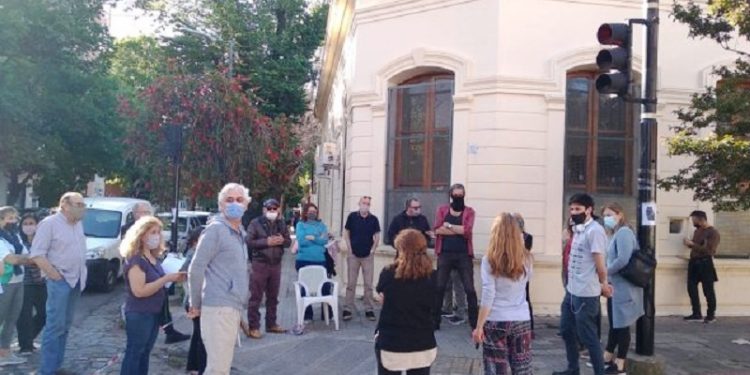Vecinos salieron a la calle en defensa del adoquinado histórico
