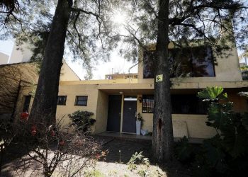 Joya racionalista del conurbano está a la venta