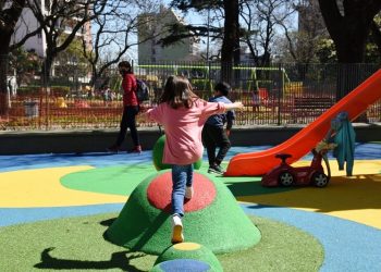 Nueve patios de juego renovados con pisos de caucho, mangrullos y lomadas