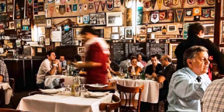 Reabre el bar notable “El Obrero” de la Boca