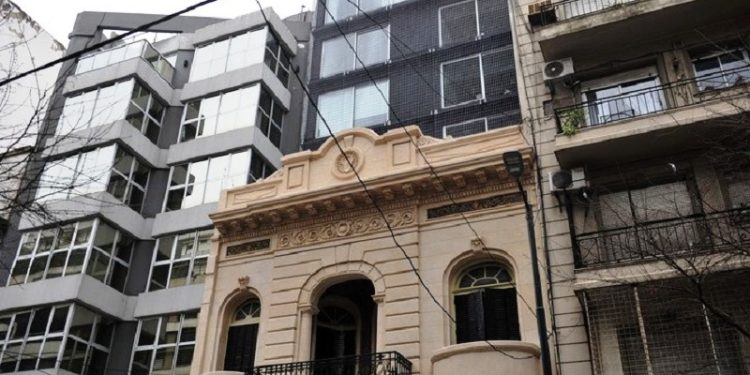 Fachadas históricas con obras nuevas superpuestas
