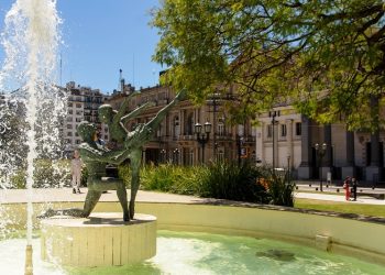 La Ciudad reinauguró la escultura Homenaje al Ballet Nacional del Teatro Colón