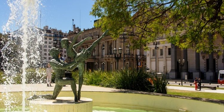 La Ciudad reinauguró la escultura Homenaje al Ballet Nacional del Teatro Colón