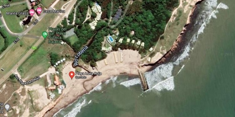 El agua y la arena en la playa Luna Roja tienen altos niveles de contaminación