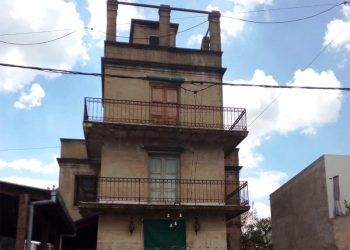 En Barrio Azcuénaga sigue en pie la casa de la torre